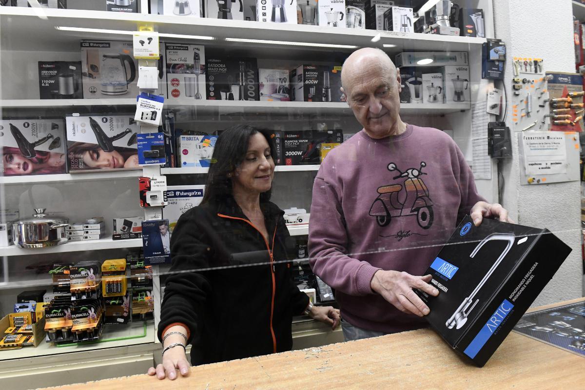 Miguel, tras el mostrador de la Ferreteria Murciana, junto a una de sus empleadas.