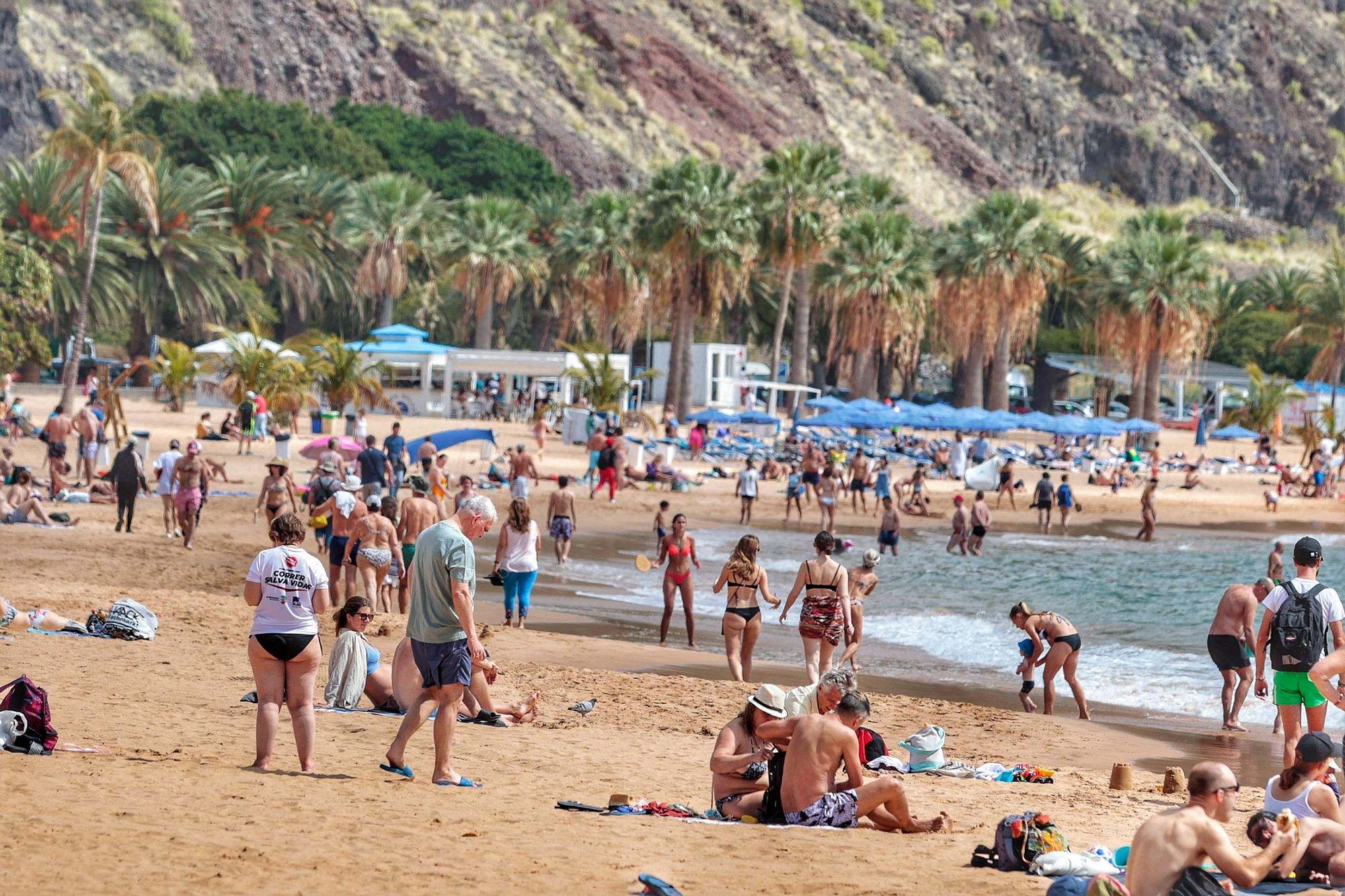 Canarias da la bienvenida a la primavera en bañador