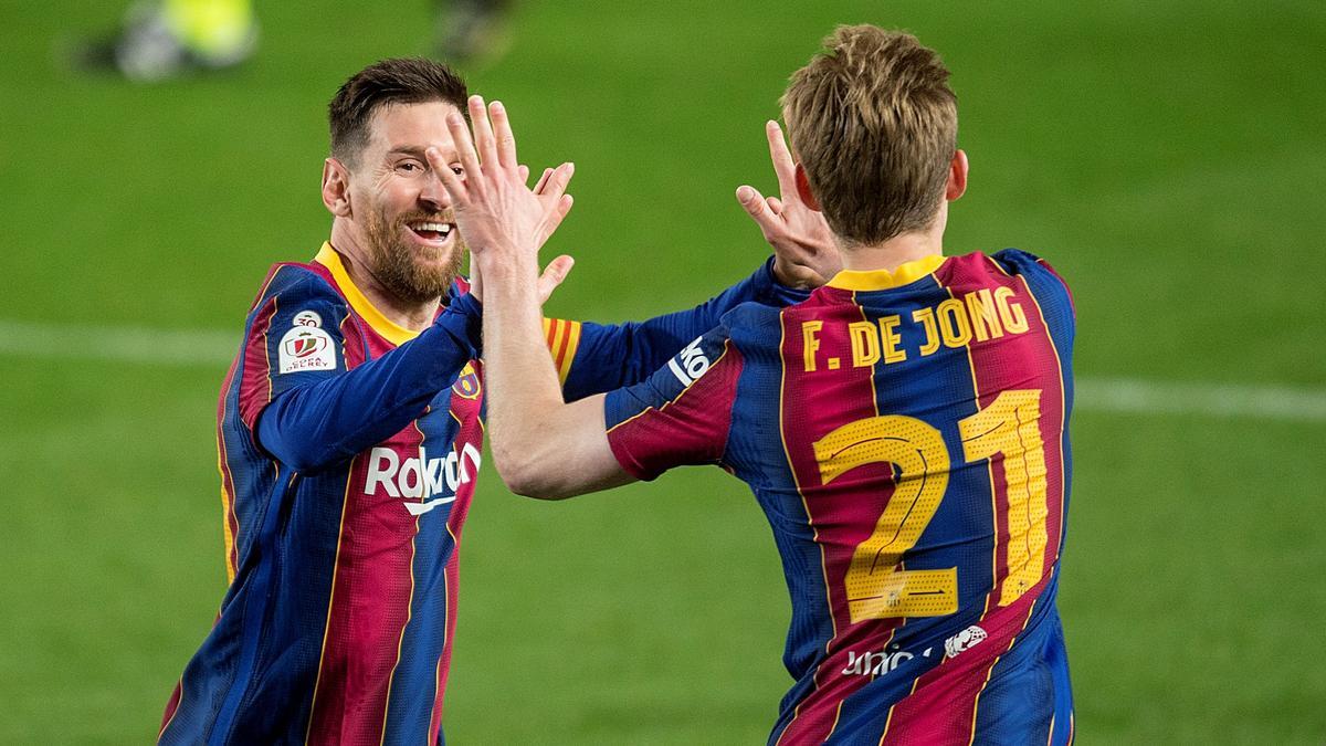 Messi y De Jong celebran uno de los goles de la remontada al Sevilla.