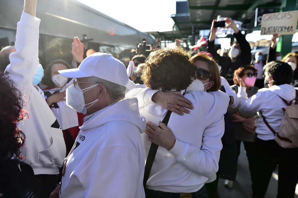 Los vecinos de las vías, celebran su primer viaje en el nuevo tren soterrado