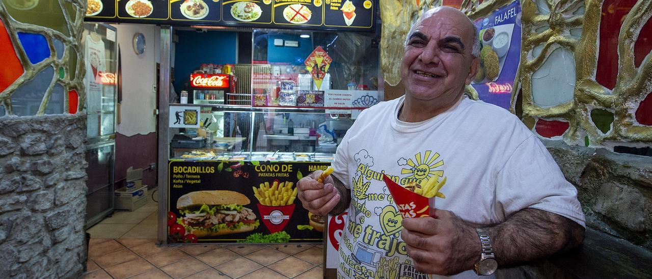 Davood Tiri, el Sultán de las patatas, posa con uno de sus famosos conos frente al mostrador del Raval.