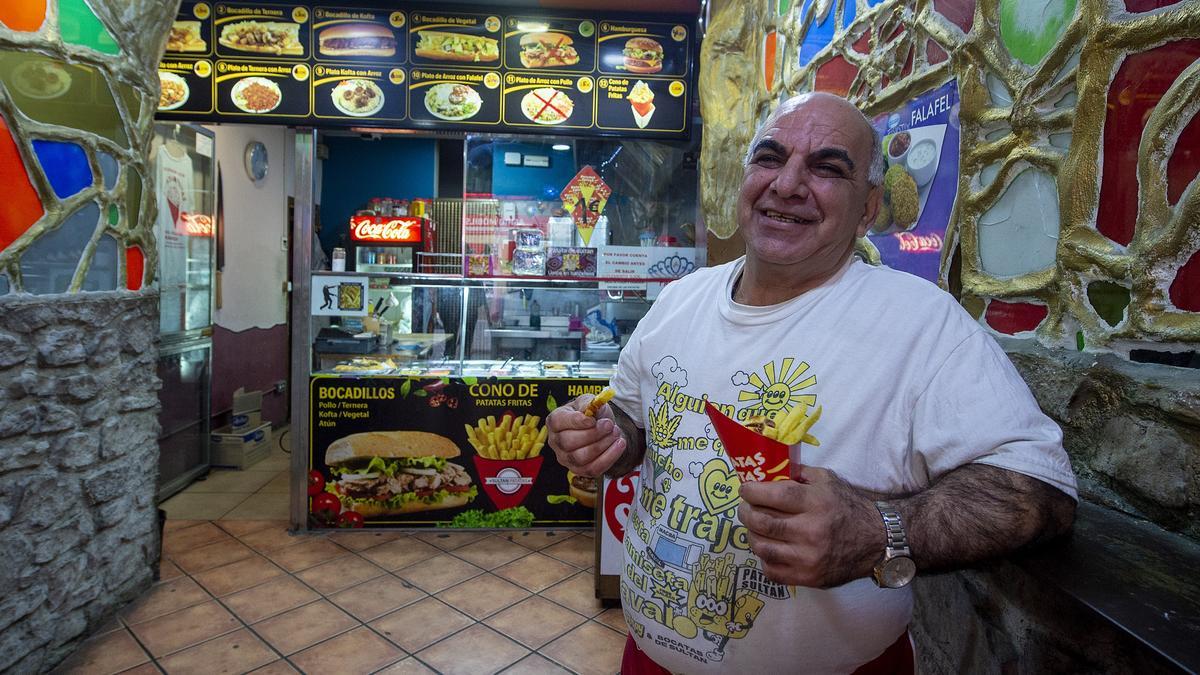 Davood Tiri, el Sultán de las patatas, posa con uno de sus famosos conos frente al mostrador del Raval.