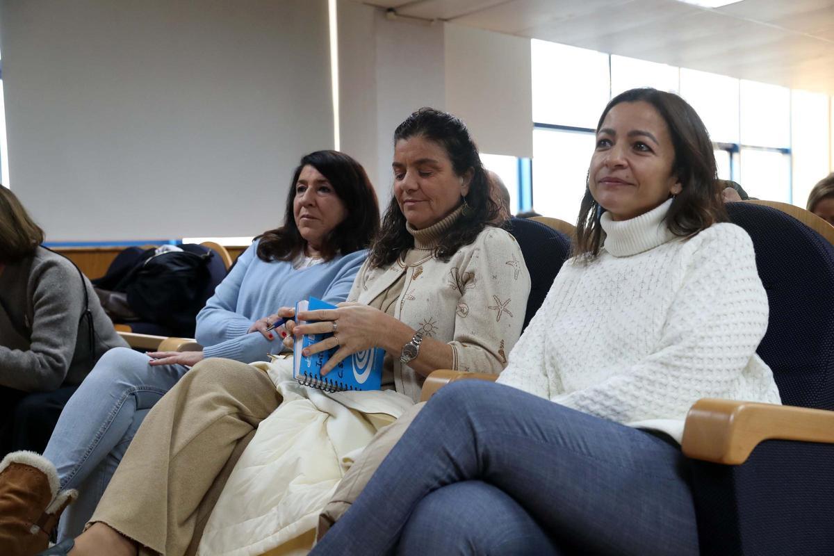La delegada territorial de Mar, Elena Suárez, la directora del Intecmar, Covadonga Salgado, y la directora xeral de Desenvolvemento Pesqueiro, Marta Villaverde, en el CIMA.