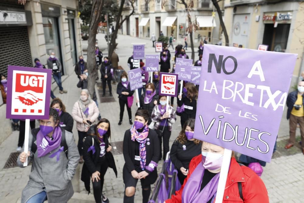 UGT tenyeix de fum lila el pont de ferro de Girona per reivindicar el paper de la dona