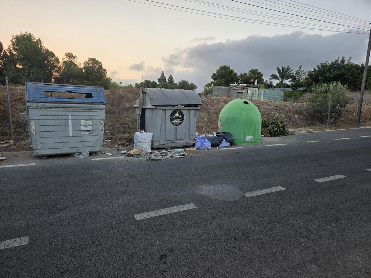 Basura y enseres acumulados junto a los contenedores de la urbanización Los Girasoles, en San Vicente del Raspeig.