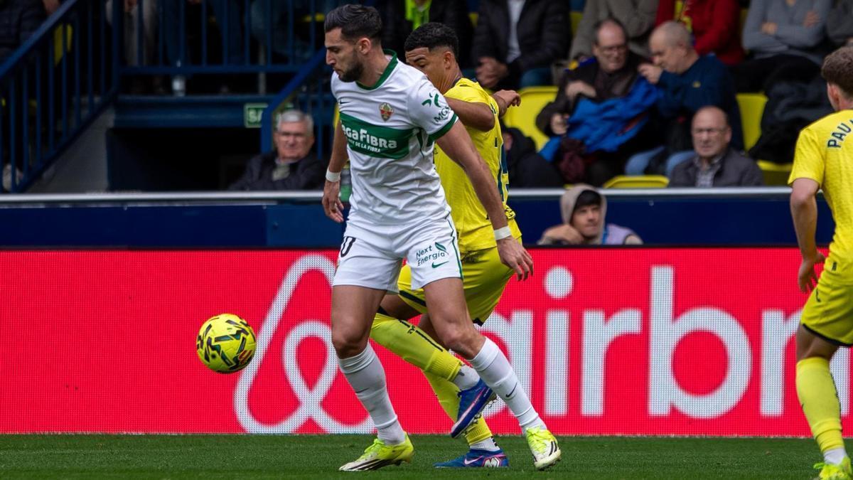 Rafa Mir pugna con un rival del Villarreal para tratar de crear peligro.