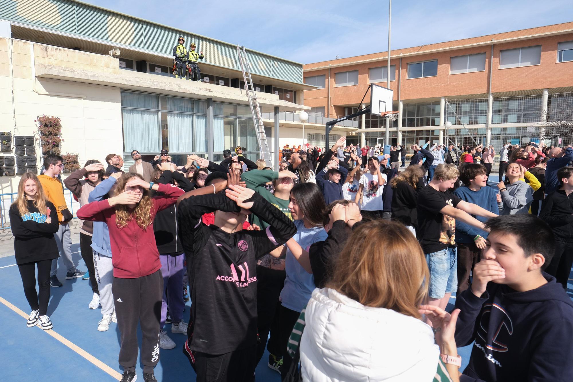 Doce mil alumnos de Torrevieja participan en el simulacro de terromoto en el aniversario del seísmo de 1829