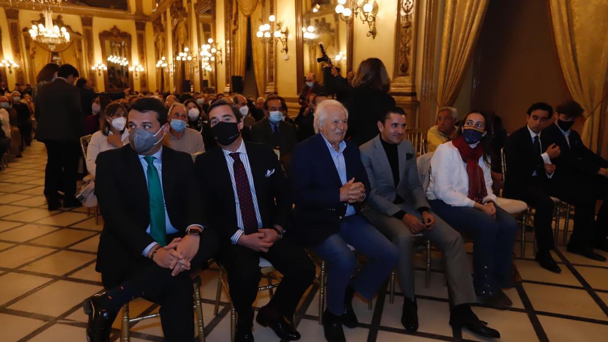 El alcalde, José María Bellido, y El Cordobés, entre los asistentes al evento.