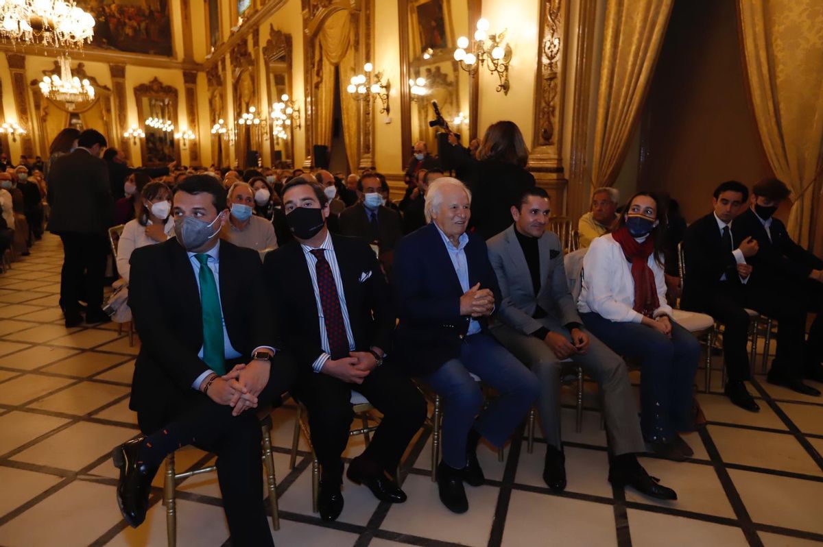 El alcalde, José María Bellido, y El Cordobés, entre los asistentes al evento.