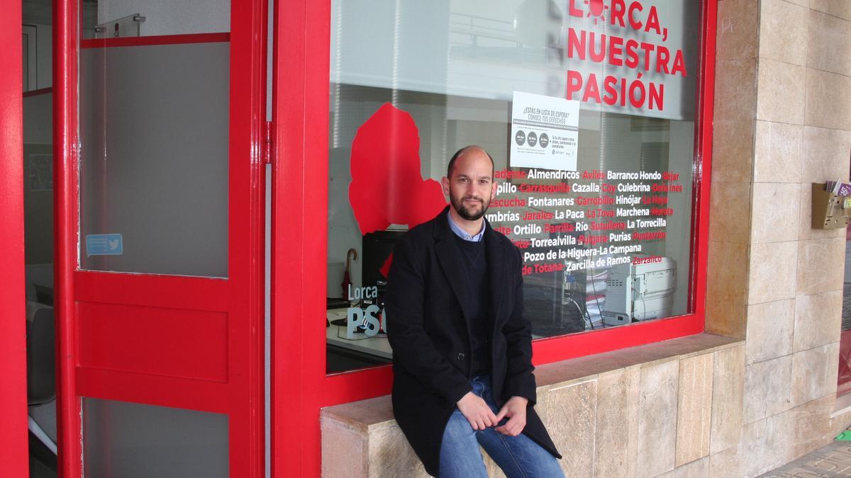 El edil de Sanidad, José Ángel Ponce, a las puertas de la Agrupación Socialista Lorquina, este viernes.