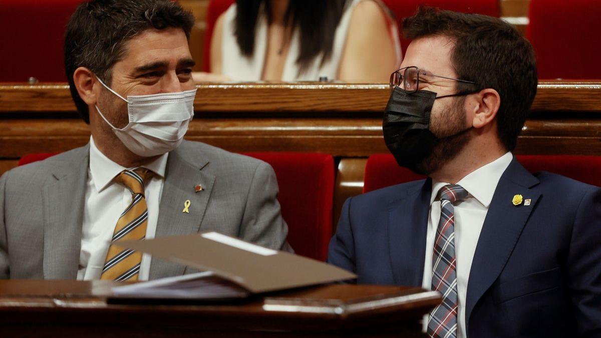 Puigneró y Aragonès, en el Parlament.