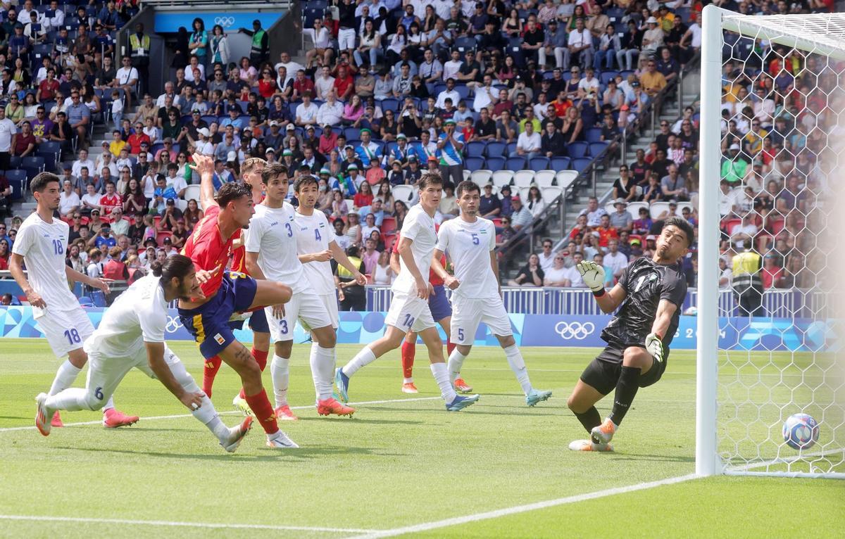 Marc Pubill marca el primer gol de España ante Uzbekistán.