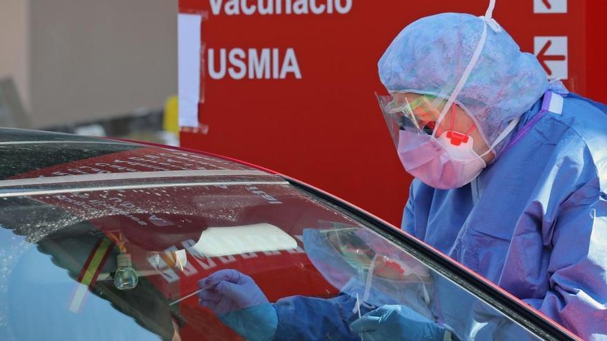 Miembros del hospital de la Malvarrosa, en Valencia, realizan test rápidos.