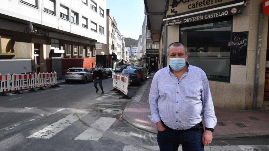 Santi Iglesias, de la cafetería Castelao, posa delante de su local, que no puede tener terraza.   // VÍCTOR ECHAVE