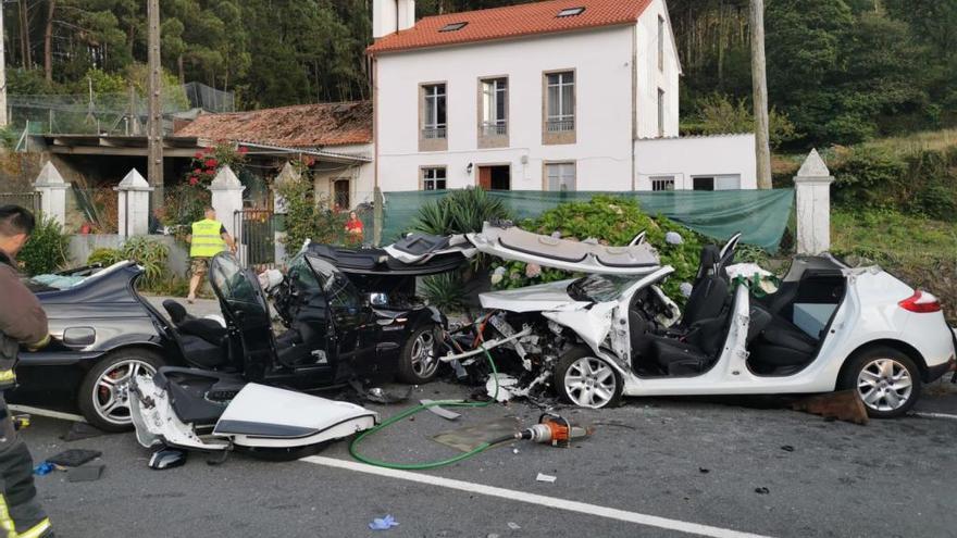 Estado de los coches tras el siniestro. // FdV