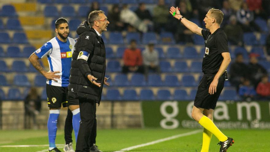 El delegado del Hércules, Quique Sala, en el momento de ser expulsado ante el Olot.