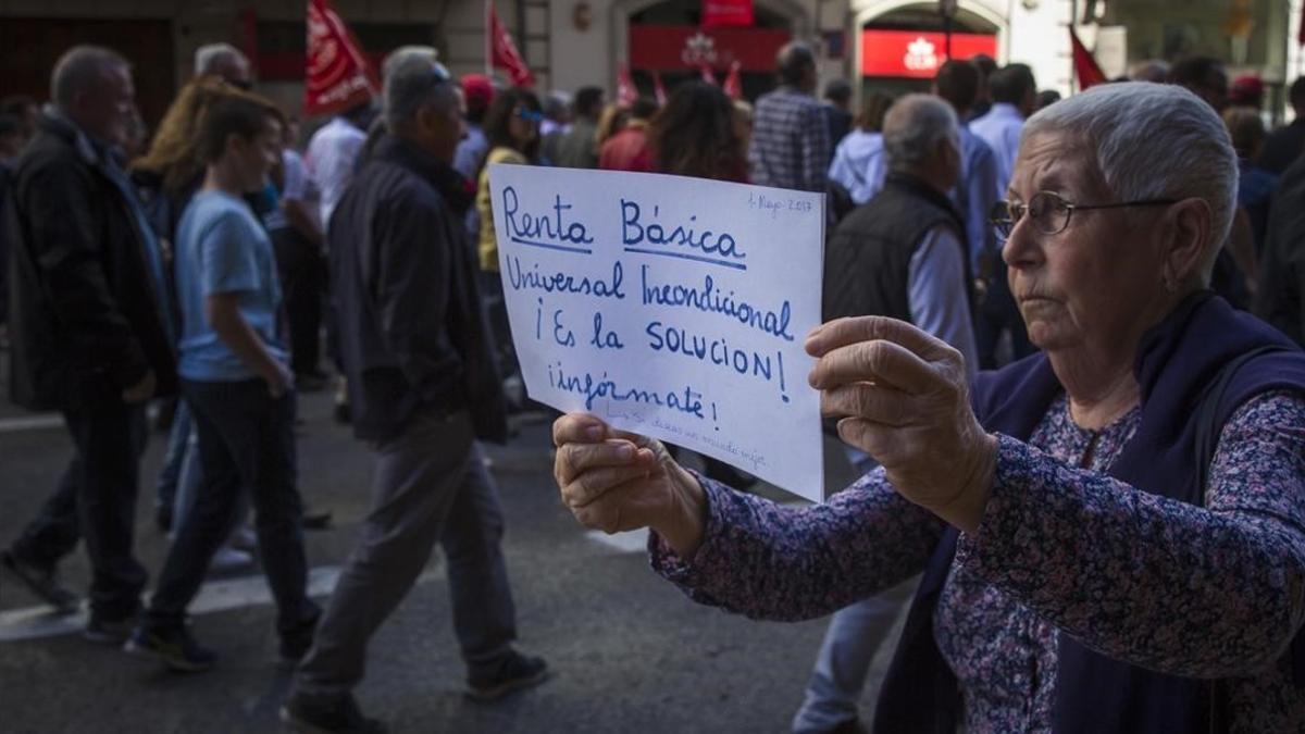 Una manifestante reclama la renta básica universal, en Valencia.