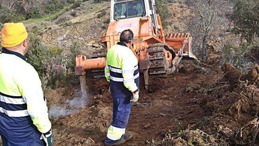 Operarios del Ayuntamiento de Figueruela trabajando en una obra la pasada semana.