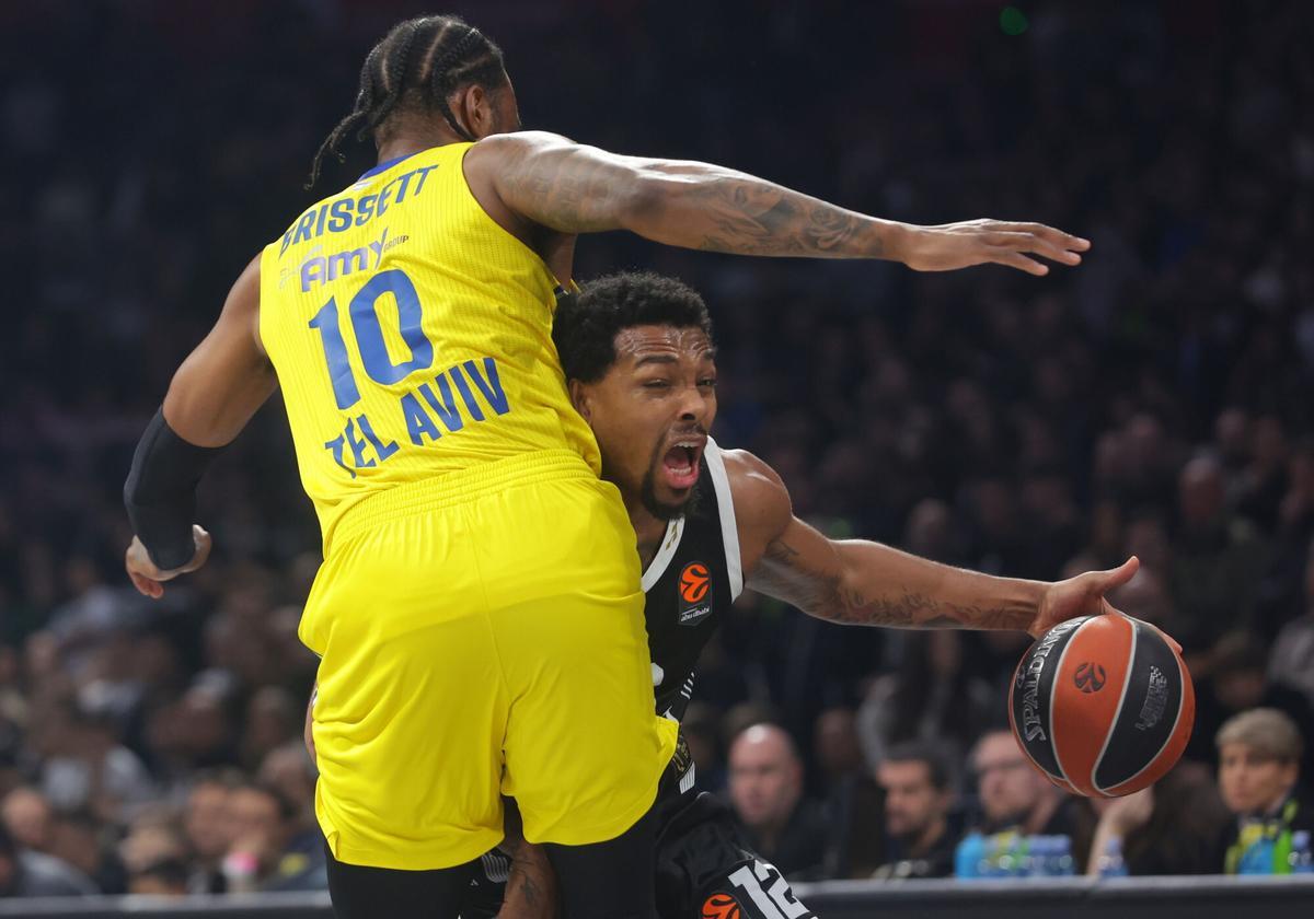 Sterling Brown topa ante la defensa de  O'Shae J. Brissett en el duelo entre el Partizan y el Maccabi.