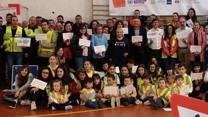 Fotografía de familia tras la jornada en Sanxenxo. // FdV