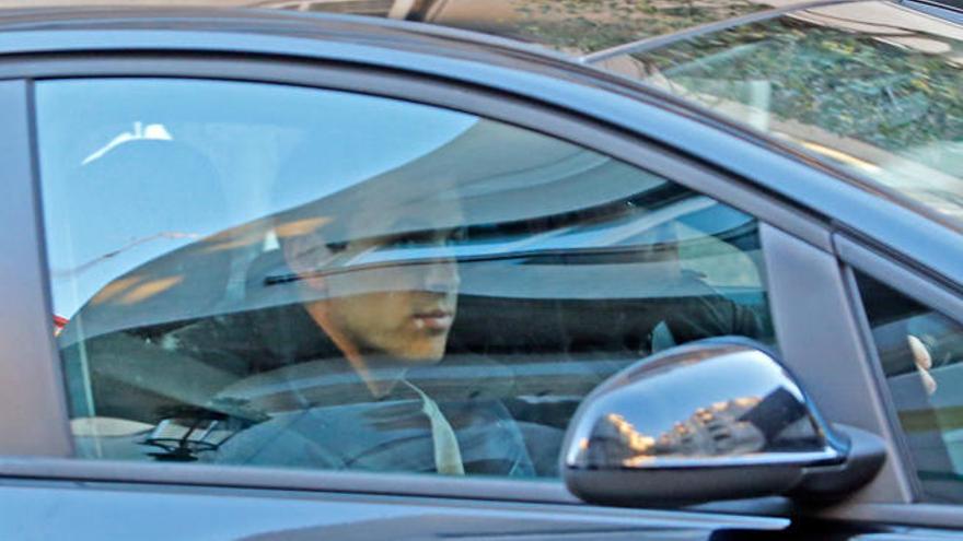 Mario Casas llega a Povisa en un coche.//Marta G. Brea