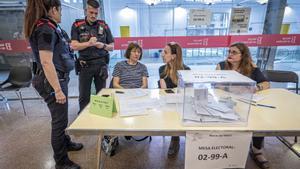 Ambiente electoral en los colegios de Barcelona. Votaciones en el mercado del Ninot de Barcelona. 