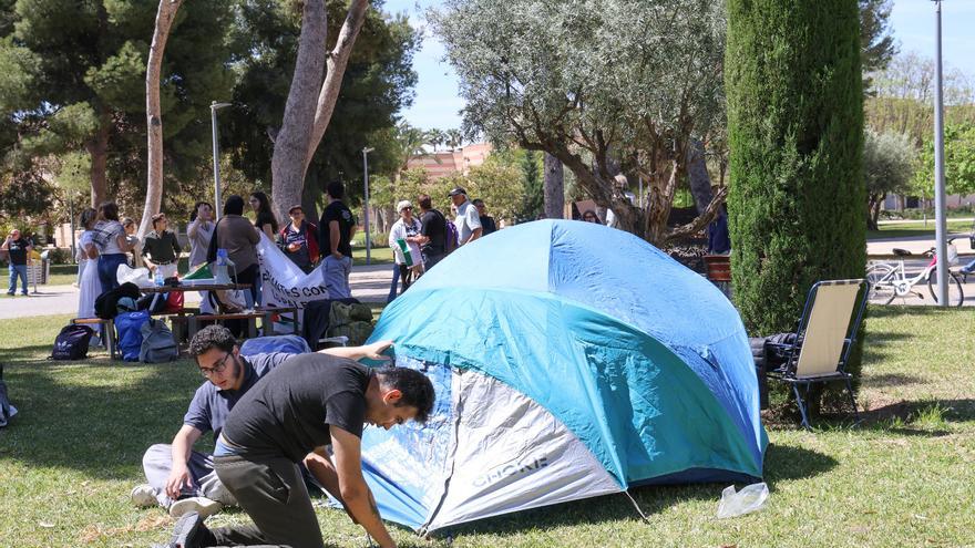 Empieza la acampada por Palestina en la Universidad de Alicante: medio centenar de personas exigen el alto al fuego