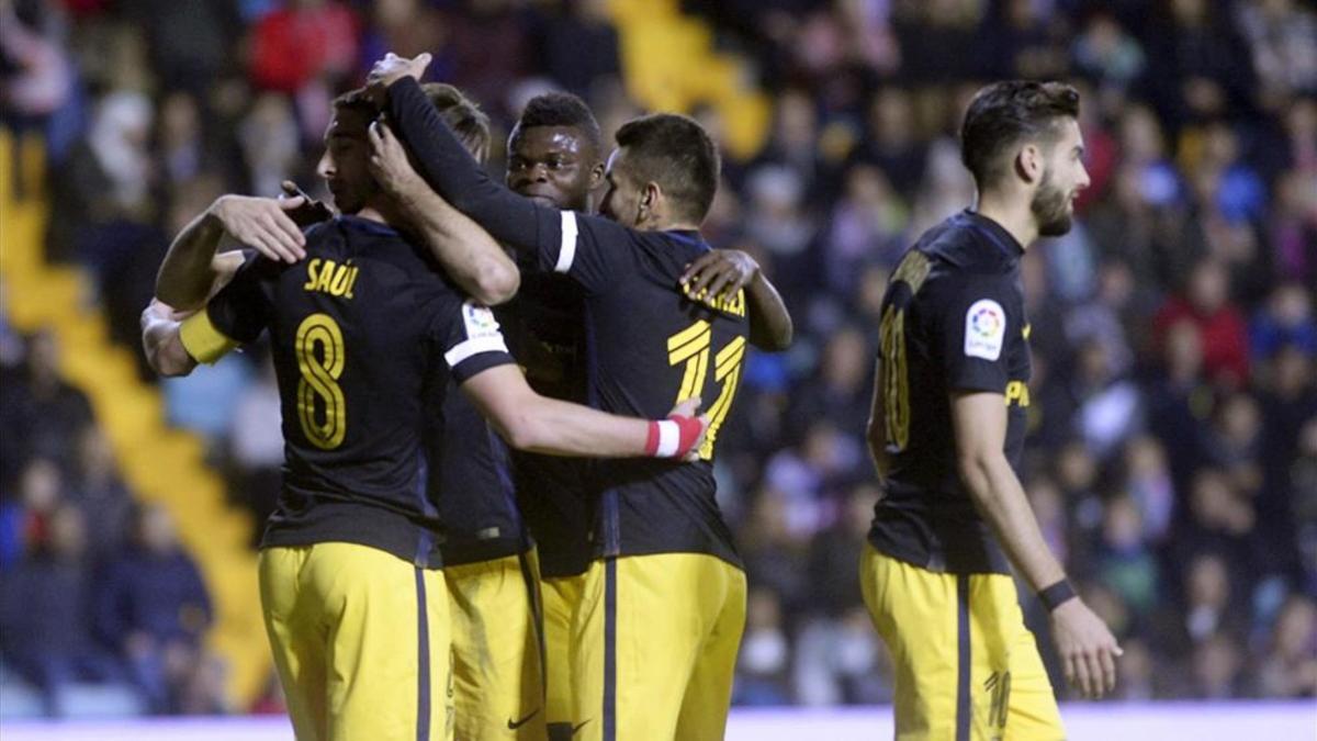 Los jugadores del Atlético celebran uno de los goles al Guijuelo