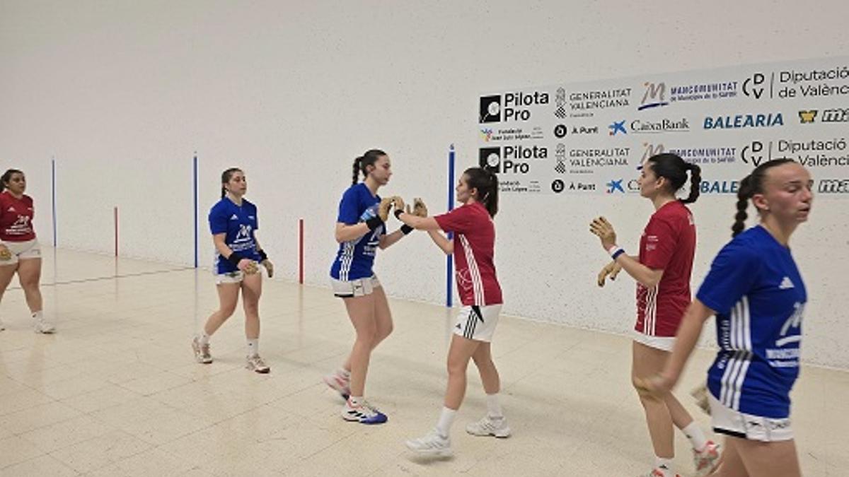 Guanyadores i perdedores es saluden després de la segona semifinal