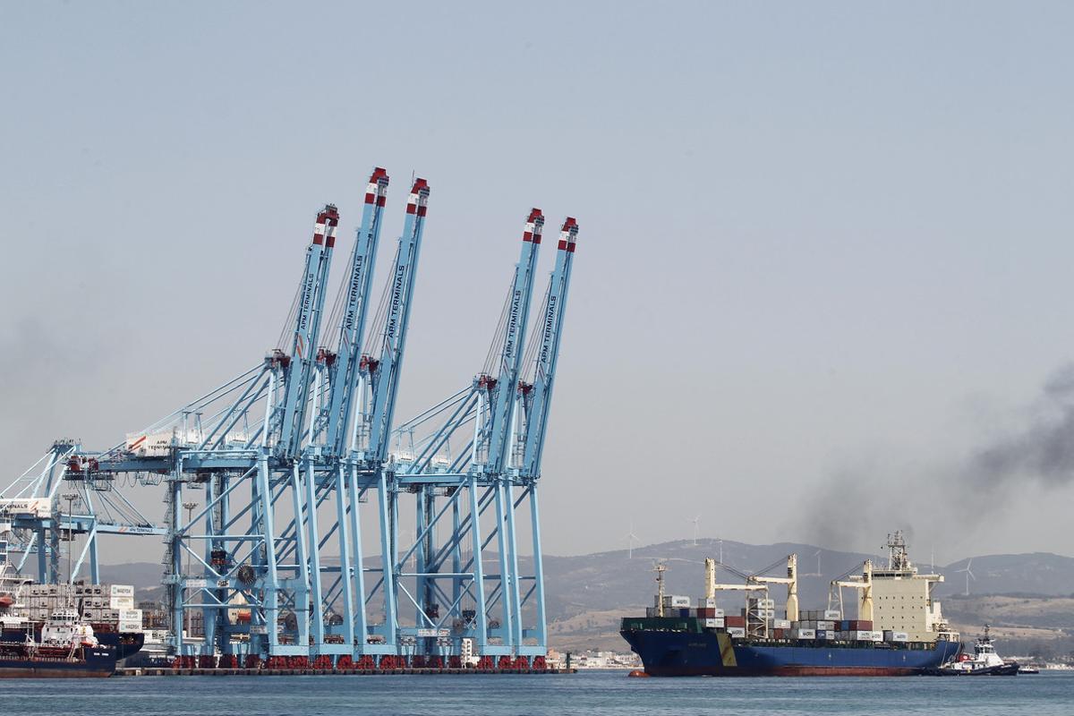 GRA482. ALGECIRAS (CÁDIZ), 21/06/2107.- Normalidad en las dos terminales de contenedores del Puerto de Algeciras (Cádiz) después de que los estibadores decidiesen no secundar la huelga tras el principio de acuerdo alcanzado con las empresas APM y TTI, que explotan dichas terminales. EFE/A. Carrasco Ragel