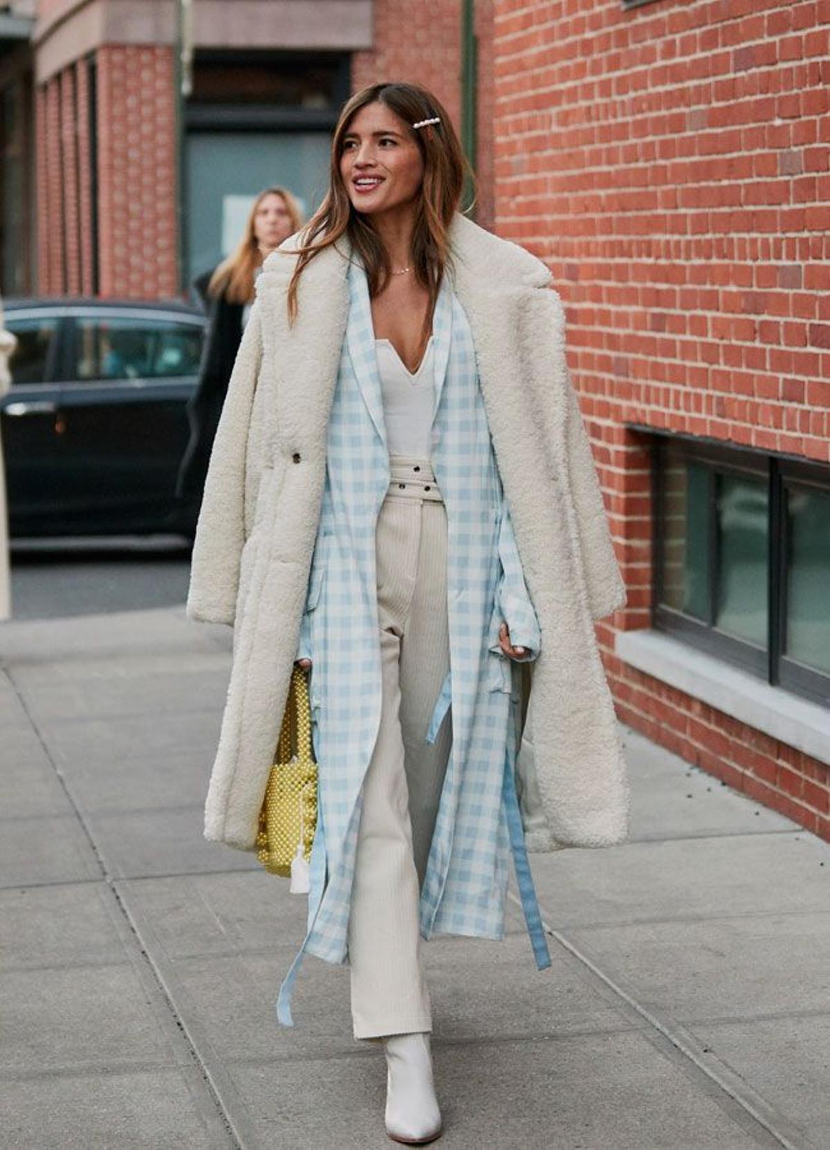 Street style Nueva York: pasador de perlas de LeletNY