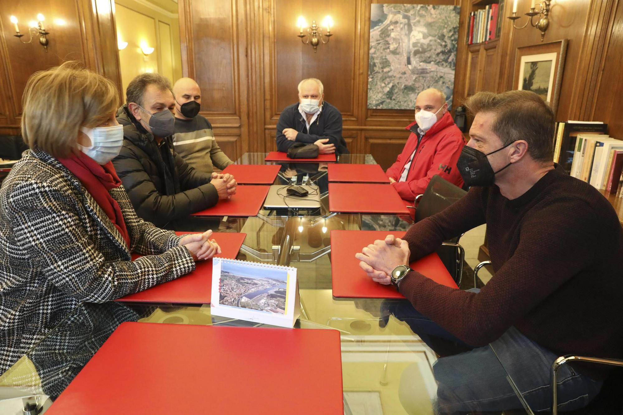 Protesta de los trabajadores de Alu Ibérica en el ayuntamiento de Avilés