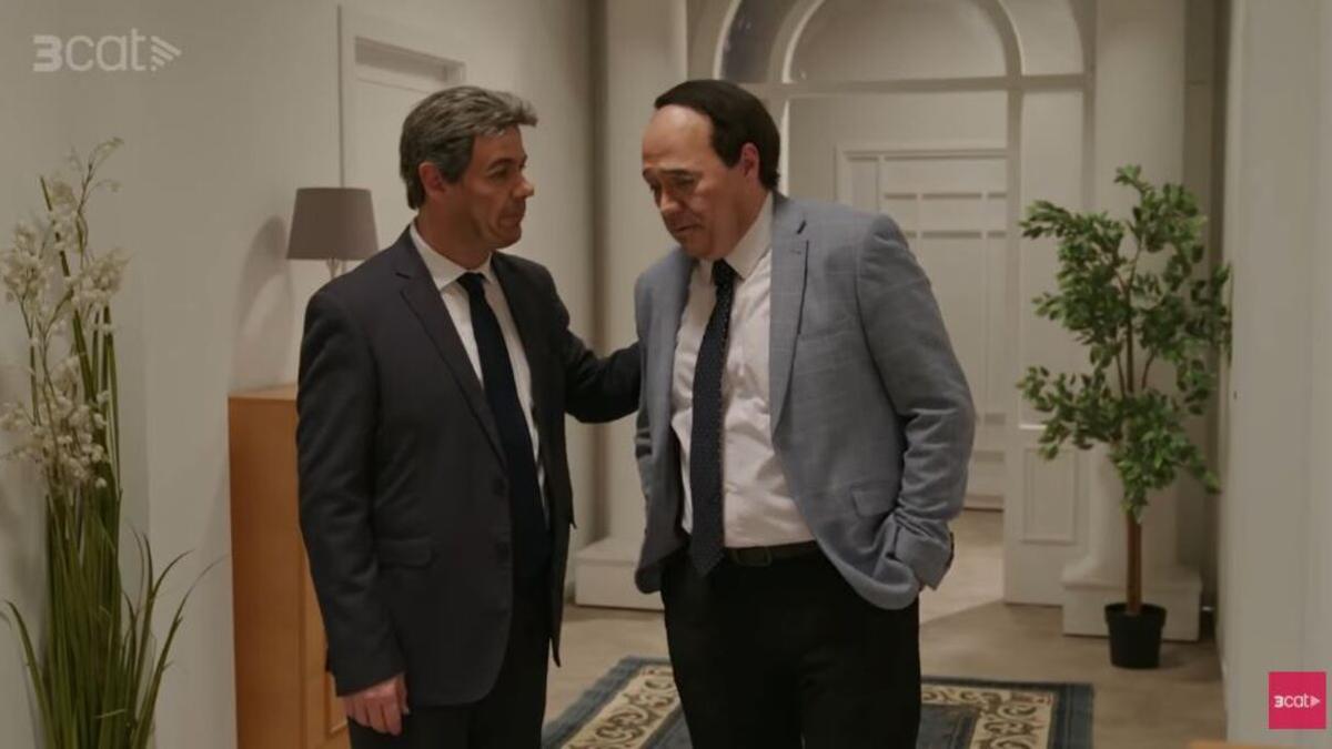 Los actores de Polònia caracterizados de Carlos Mazón y Juanfran Pérez Llorca.