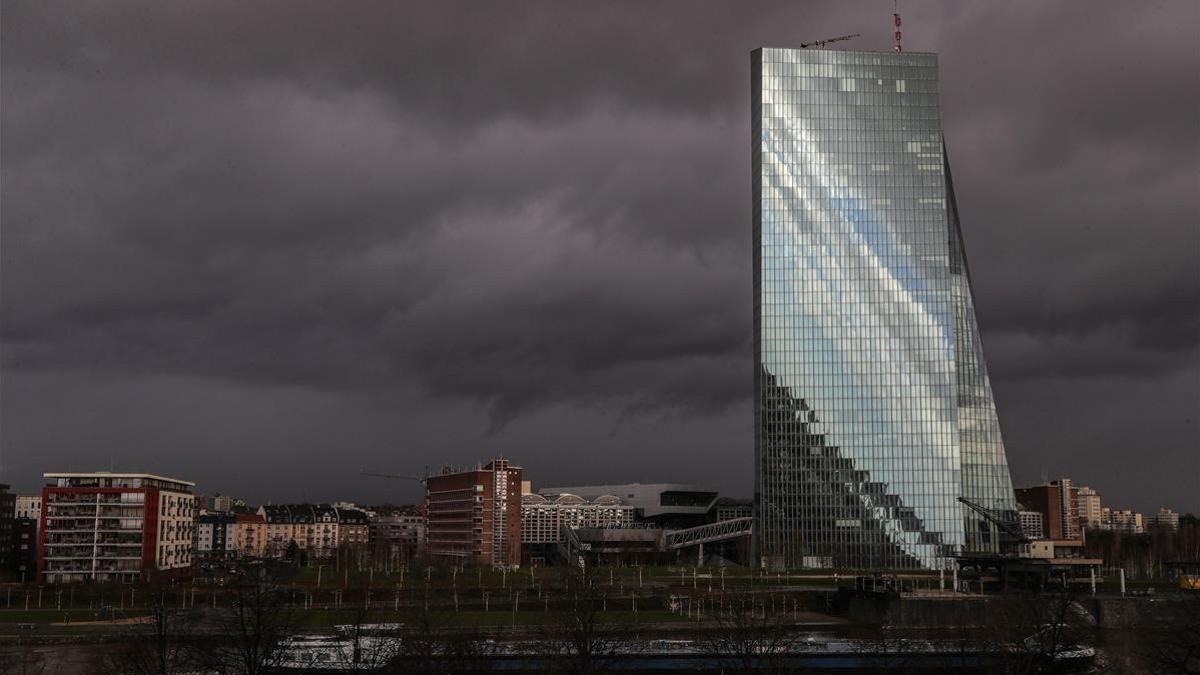 Nubes negras sobre el edificio del Banco Central Europeo (BCE), en un día tormentoso en Fráncfort, el 17 de enero.