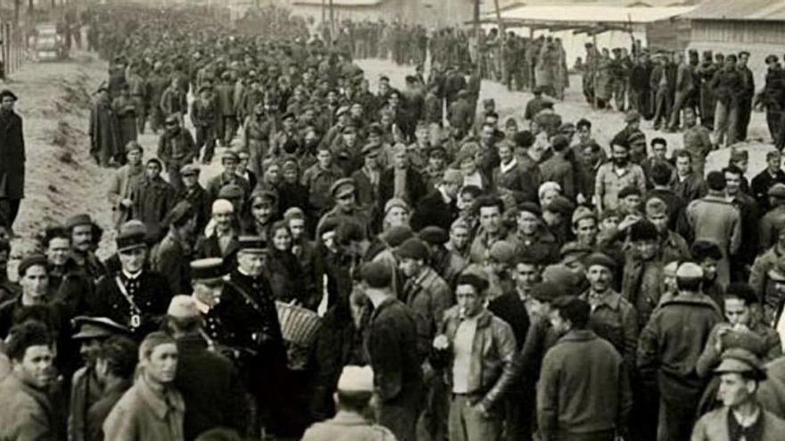 Refugiats dins el Camp del Barcares, a França, en una fotografia de 1939.