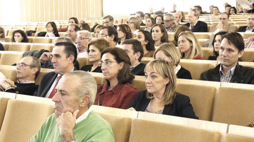 Fiscales de todo el país en el Teatro Ramos Carrión, donde celebran una asamblea.