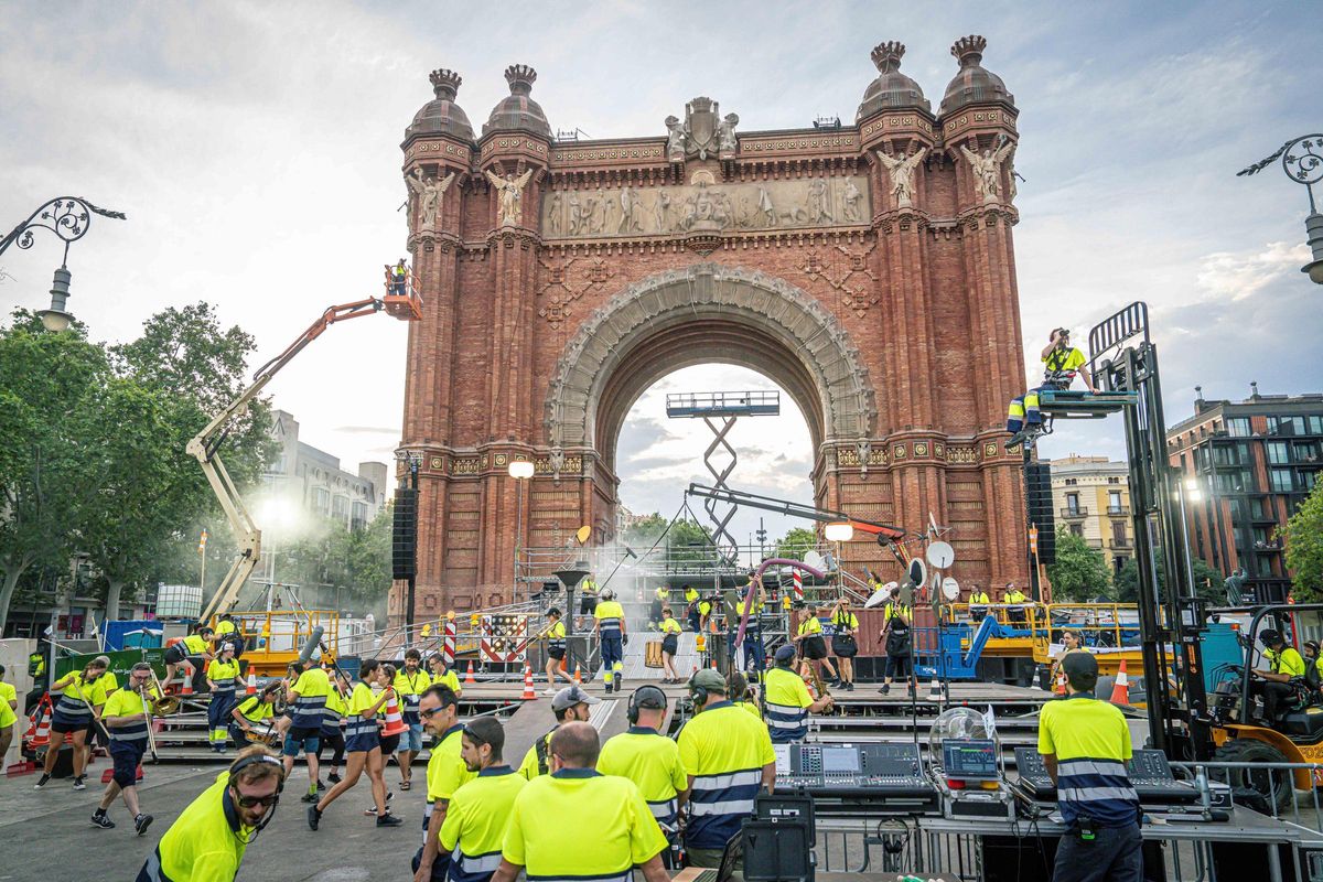 Marc Salicrú desata un espectáculo caótico con más de 300 personas en el Arc de Triomf
