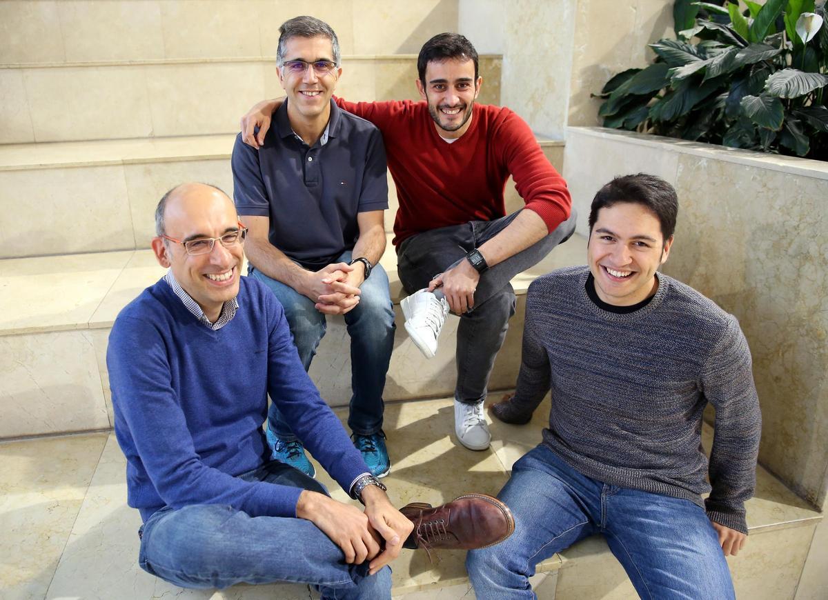 El catedrático Fernando Pérez (1º por la izquierda), con otros miembros de su grupo en la Escuela de Telecomunicación de la UVigo.
