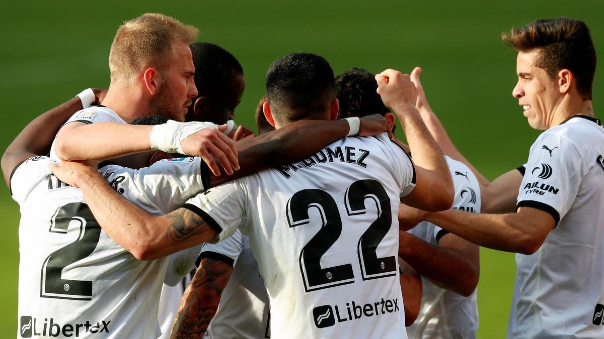 Los jugadores del Valencia celebran uno de los goles ante el Granada