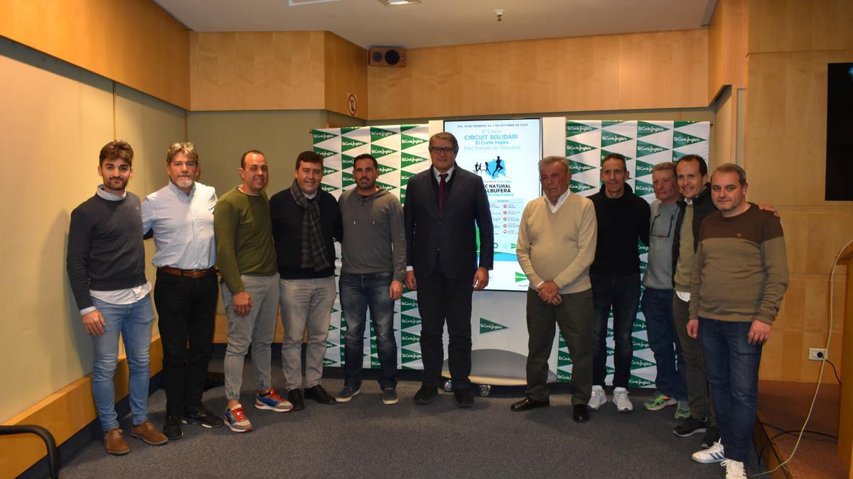 Representantes de los clubes junto a Jaume Serra, presidente del Banco de Alimentos de Valencia; Ximo Ventura y José Llop, organizadores del Circuit, y Pau Pérez Rico, director regional de Comunicación, Sostenibilidad y Relaciones Institucionales de El Corte Inglés.