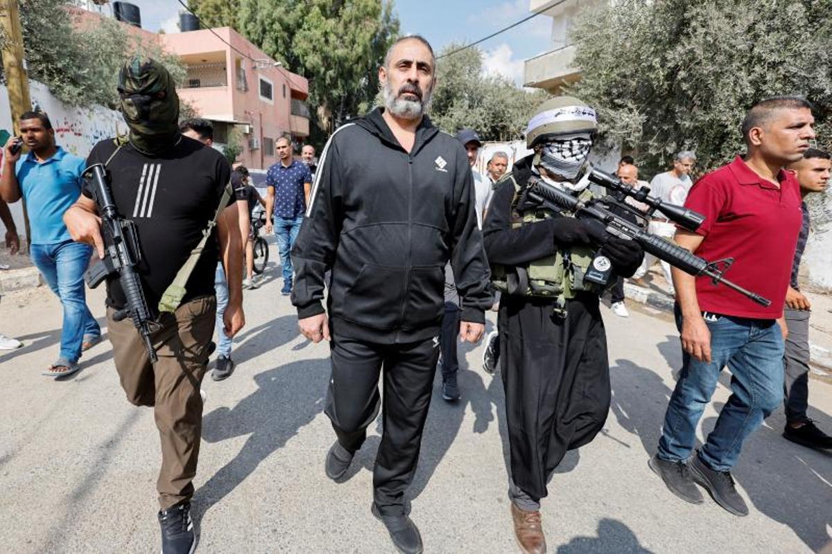 Palestinos llevan el cuerpo de Nasim Fayed en su funeral en Jenin