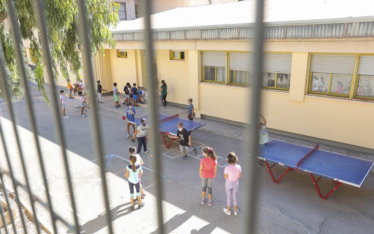 Alumnos con la mascarilla en un patio escolar de la provincia