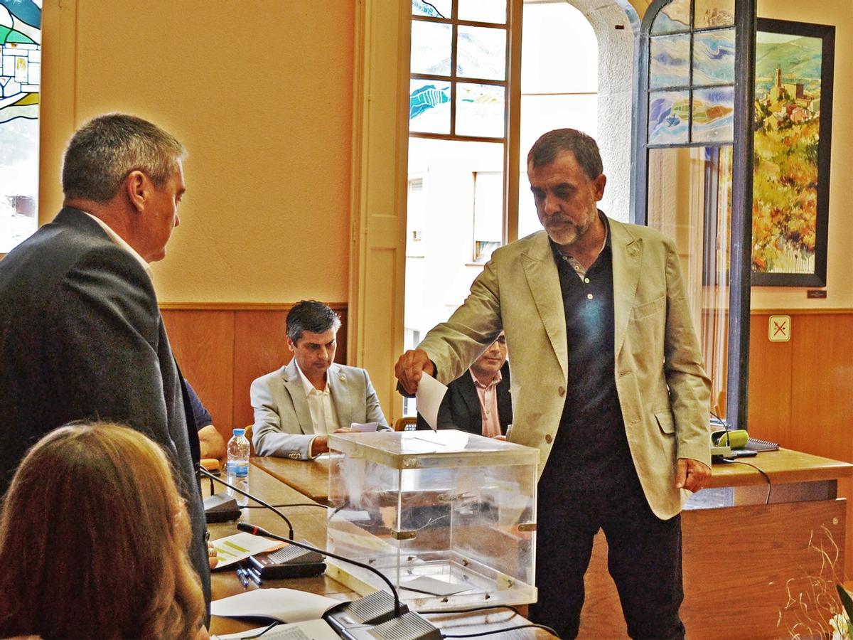 En un avotació amb l'exalcalde Toni Julián