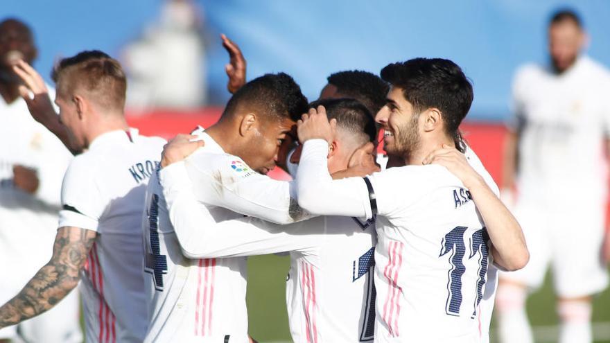 Los jugadores del Real Madrid celebran uno de los tantos ante el Valencia.