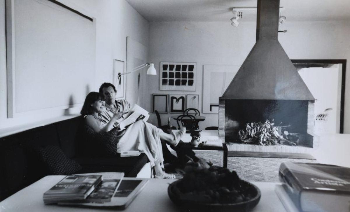Erwin y Christina Bechtold empaquetando un cuadro. La foto se expone en la muestra ‘Arxiu de la memòria’. | C. M.