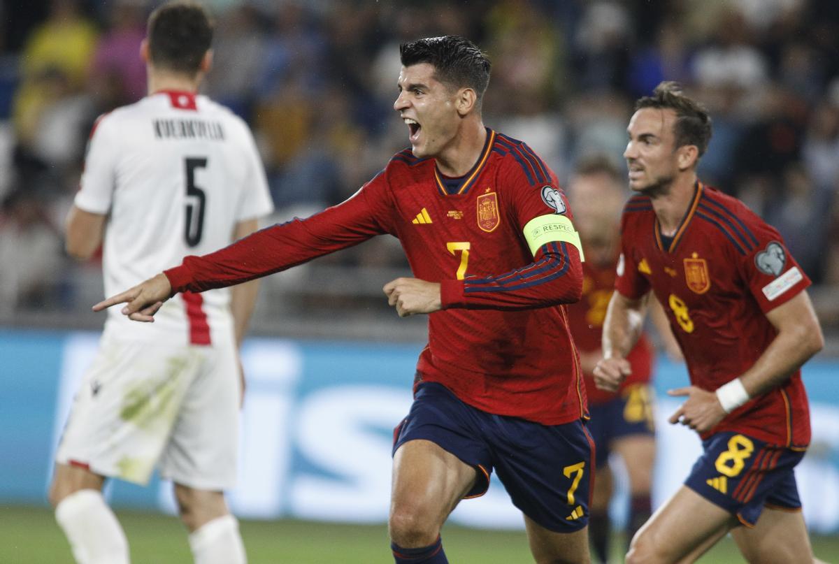 Tbilisi (Georgia), 08/09/2023.- Alvaro Morata (C) of Spain celebrates after scoring during the UEFA Euro 2024 qualifying Group A soccer match between Georgia and Spain, in Tbilisi, Georgia, 08 September 2023. (España) EFE/EPA/DAVID MDZINARISHVILI