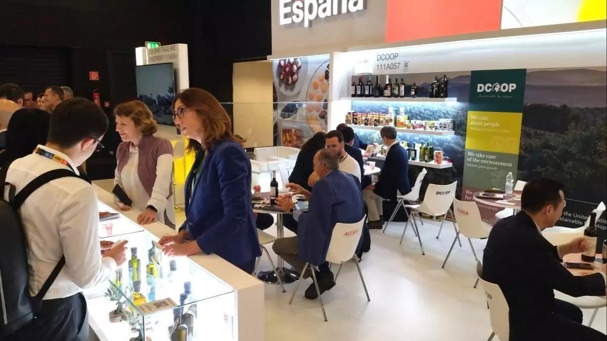 Un expositor de Dcoop en la feria de alimentos y bebidas Anuga, que se celebra en Colonia.