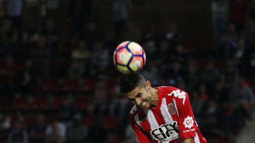 Juanpe salta per damunt del seu marcador durant el Girona-Mirandés.