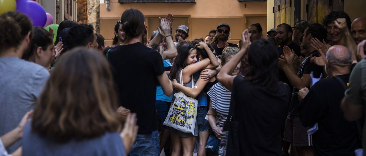 Evitan que un fondo buitre desahucie a dos jóvenes en el centro de València.