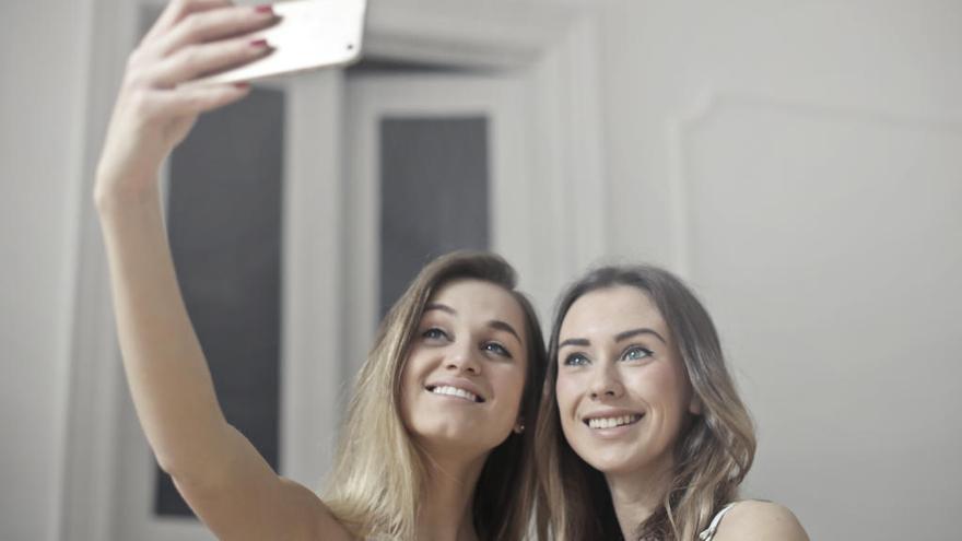 &#039;Selfie&#039; de dos jovenes. // Pexels